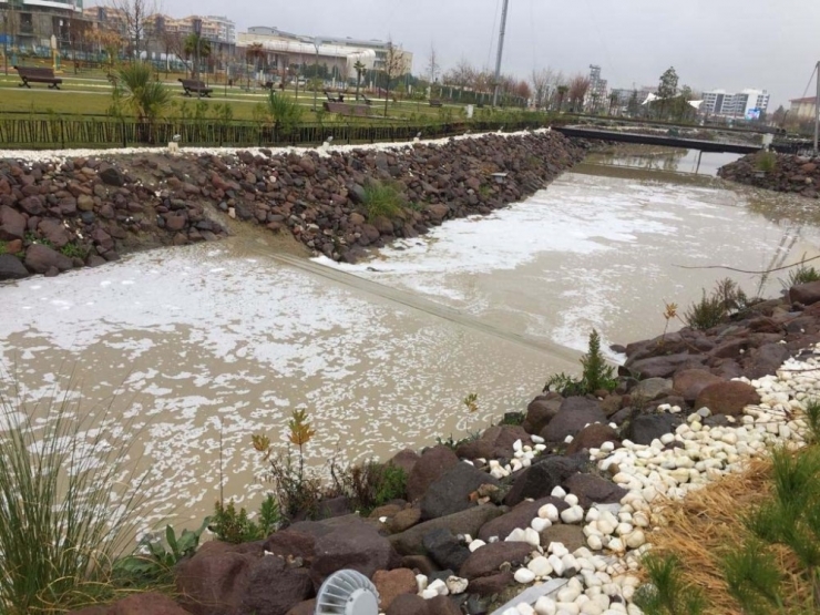 Manisa’da Park İçindeki Derede Oluşan Köpükler Tedirgin Etti