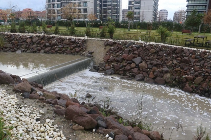 Manisa’da Park İçindeki Derede Oluşan Köpükler Tedirgin Etti