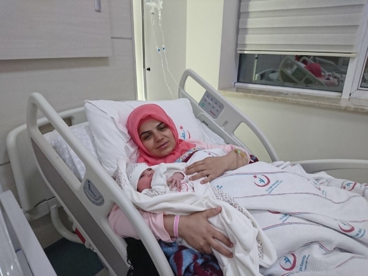 Antalya’da Yılın İlk Bebeği Kepez’de Doğdu