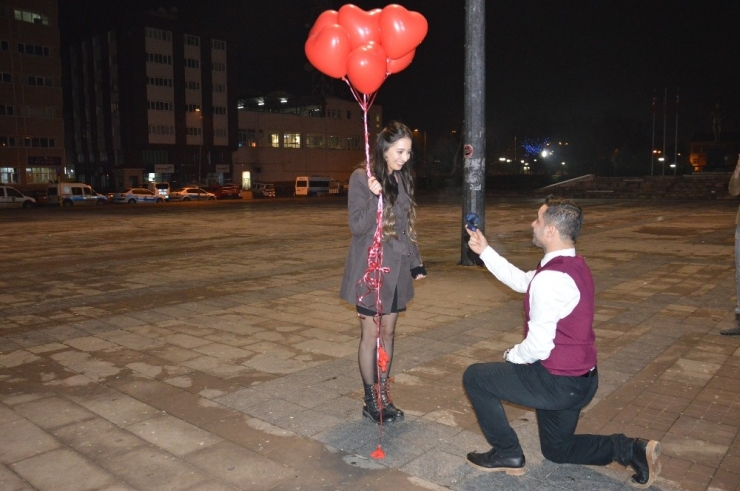 Yeni Yıla Evlilik Teklifi İle Girdiler