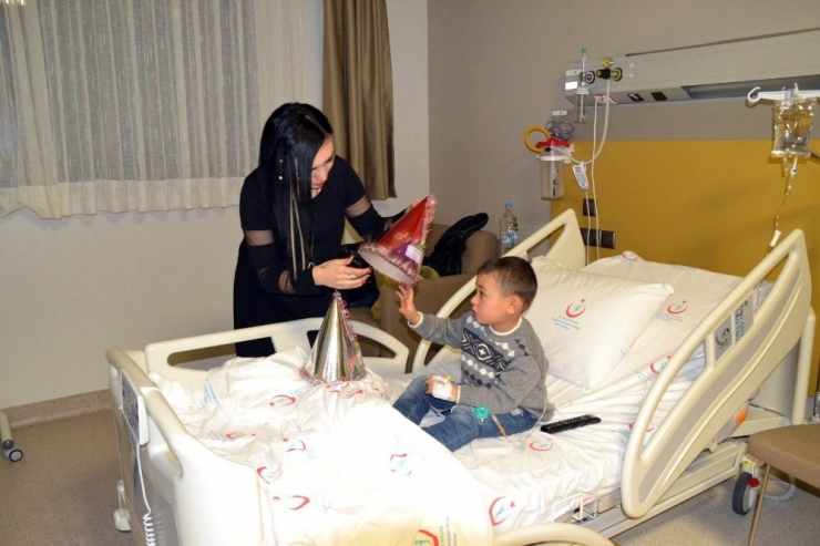 İl Sağlık Müdürlüğü Hasta Çocuklara Kitap Hediye Etti