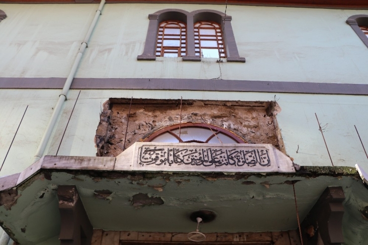 Rize’de Tarihi Cami Parça Parça Sökülüyor