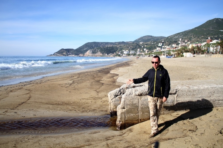 Mavi Bayraklı Plajda Petrol Atığı Tepkisi