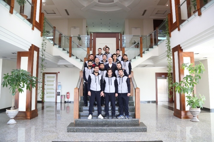 Hkü Sporcuları Kupayla Döndü