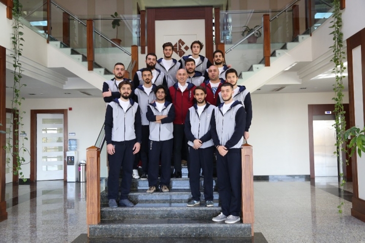 Hkü Sporcuları Kupayla Döndü