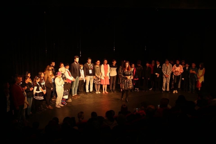 Kuşadası Belediye Tiyatrosu ’Çocukların Dünyası’nı Sahneye Koydu