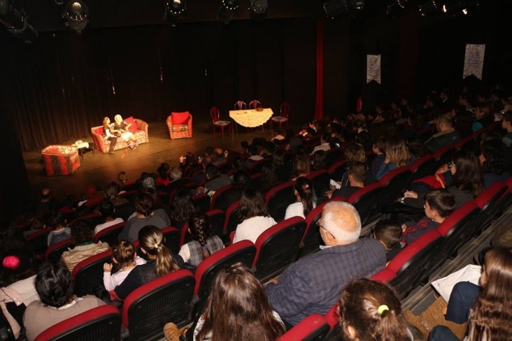 Kuşadası Belediye Tiyatrosu ’Çocukların Dünyası’nı Sahneye Koydu