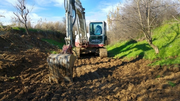 Maski’den Kula’da İçme Suyu Tiyenli’de Dere Temizlik Çalışması