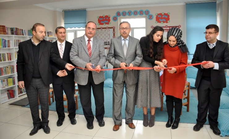 Neü’lü Gençler İlkokula Kütüphane Kurdu