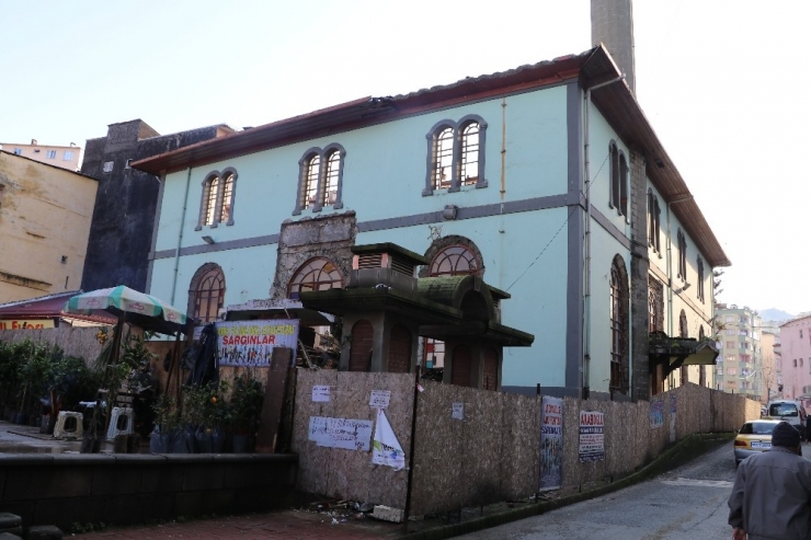 Rize’de Tarihi Cami Parça Parça Sökülüyor