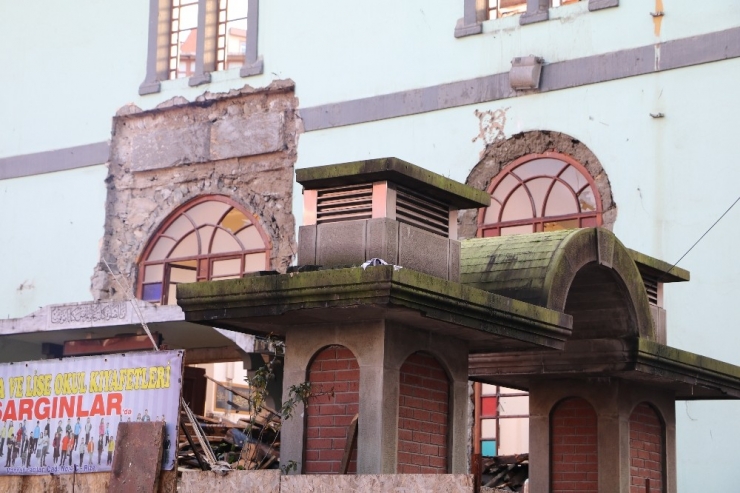 Rize’de Tarihi Cami Parça Parça Sökülüyor