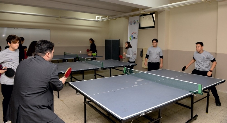 Ortaokul Öğrencilerine Spor Malzemesi Dağıtıldı