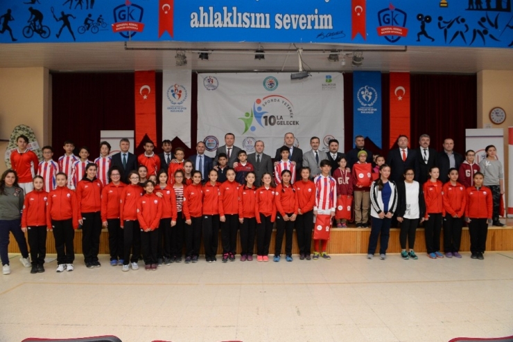 Ortaokul Öğrencilerine Spor Malzemesi Dağıtıldı