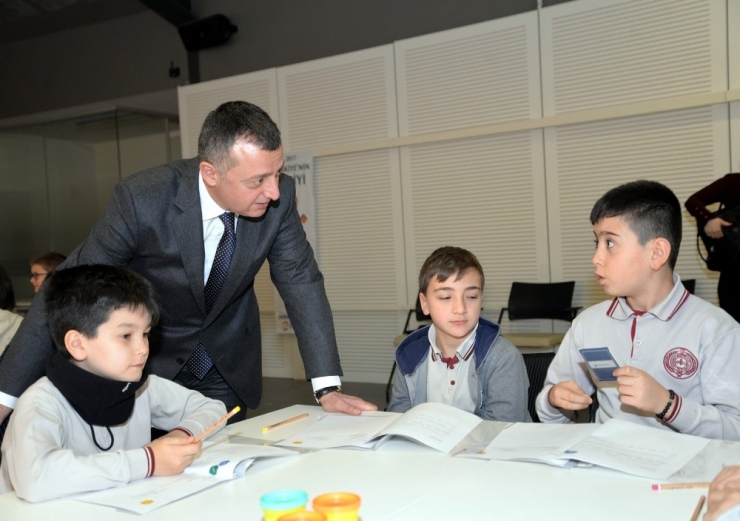 Vali Büyükakın, “Donanımlı Nesiller Yetiştirmeliyiz”