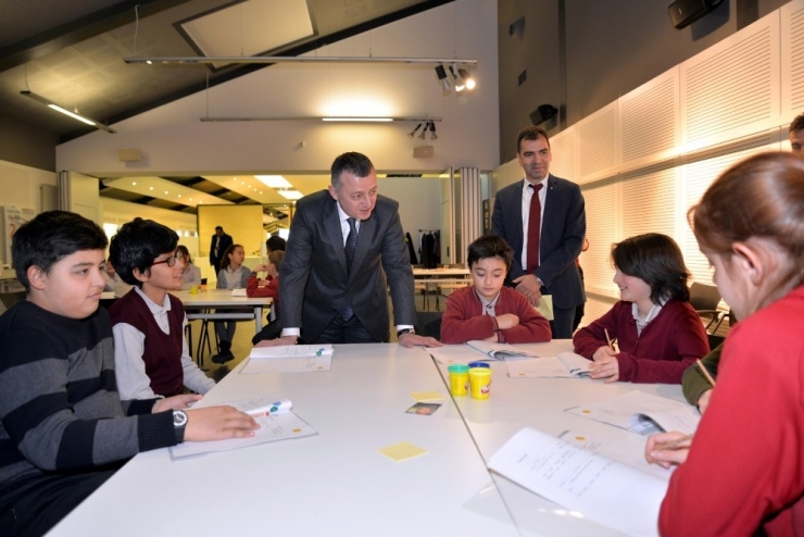 Vali Büyükakın, “Donanımlı Nesiller Yetiştirmeliyiz”