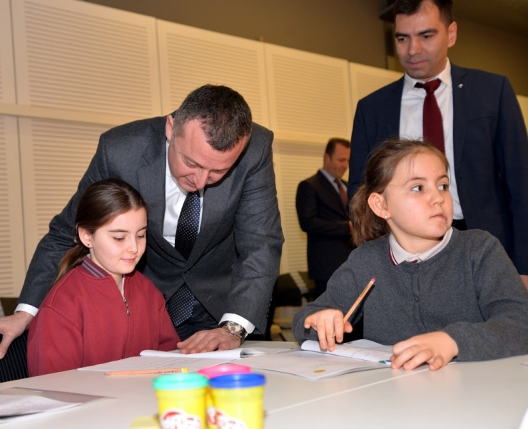 Vali Büyükakın, “Donanımlı Nesiller Yetiştirmeliyiz”