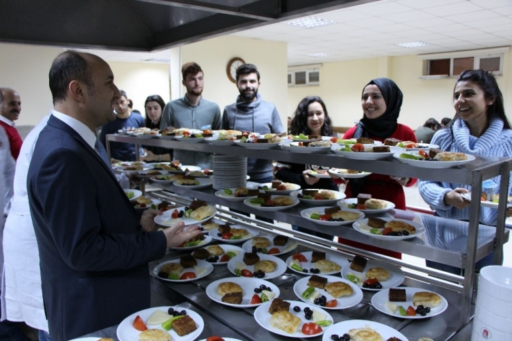 Rektörden Sınavlara Hazırlanan Öğrencilere Kek-börek İkramı