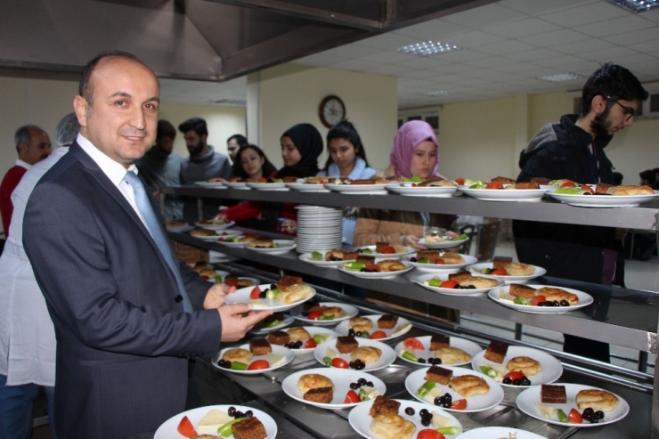 Rektörden Sınavlara Hazırlanan Öğrencilere Kek-börek İkramı