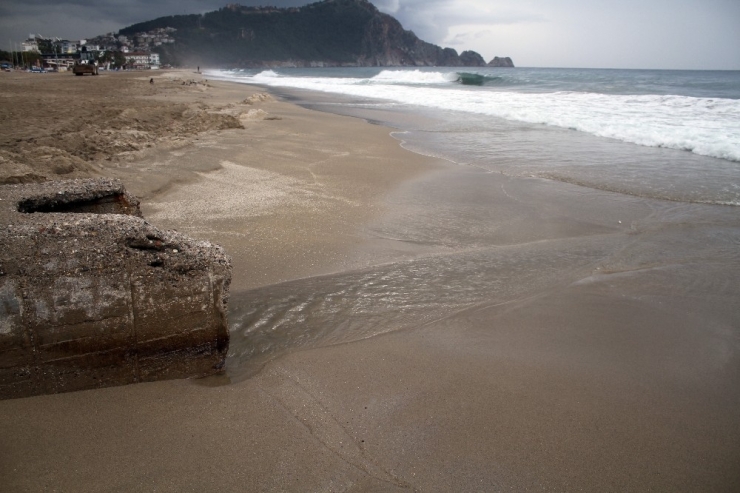 Mavi Bayraklı Plaja Sızan Fuel-oil Temizlendi