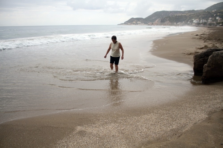 Mavi Bayraklı Plaja Sızan Fuel-oil Temizlendi