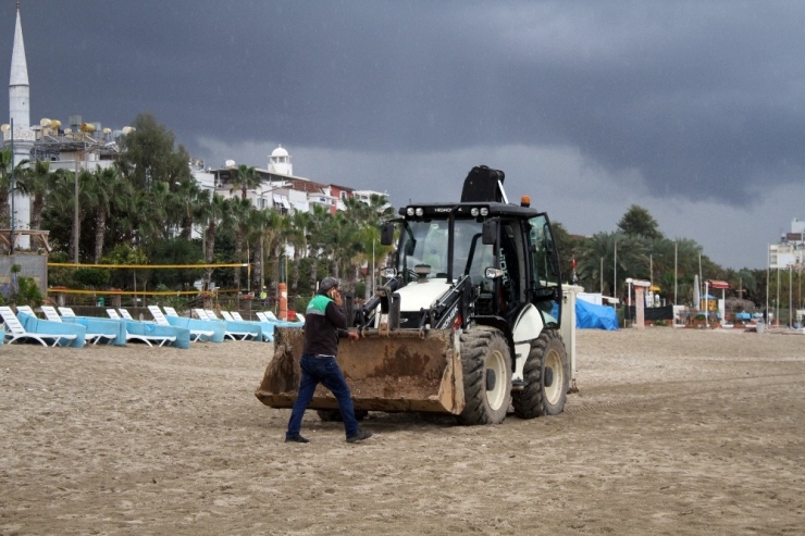 Mavi Bayraklı Plaja Sızan Fuel-oil Temizlendi