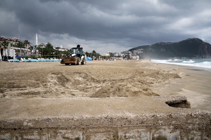 Mavi Bayraklı Plaja Sızan Fuel-oil Temizlendi