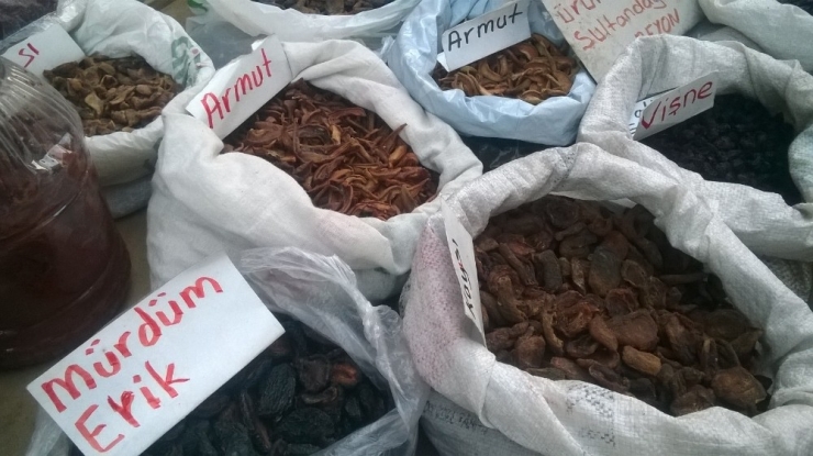 Meyve Kurusu Satarak Mutfağına Katkı Sağlıyor