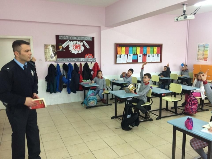 Polis Abi Ve Ablaları İle Kitap Okudular