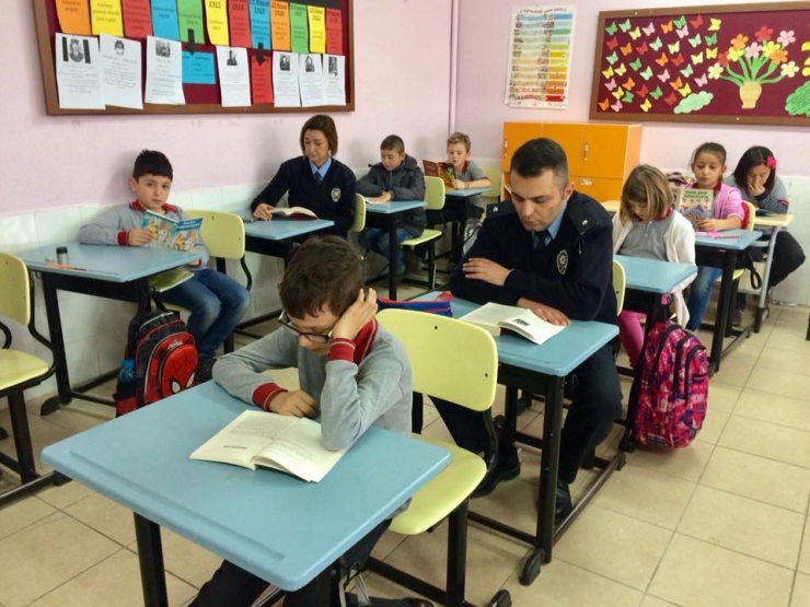 Polis Abi Ve Ablaları İle Kitap Okudular