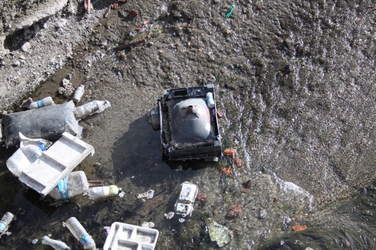 3 Kişinin Öldüğü Su Kanalı Pislikten Geçilmiyor