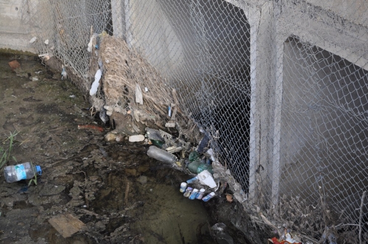 3 Kişinin Öldüğü Su Kanalı Pislikten Geçilmiyor