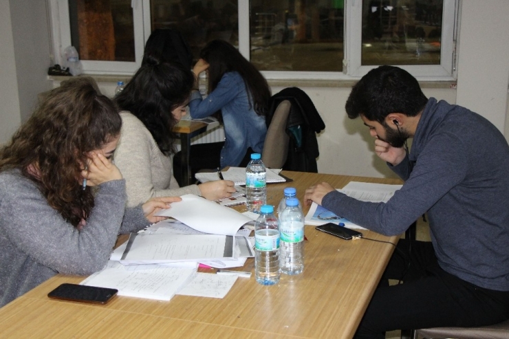 Rektörden Sınavlara Hazırlanan Öğrencilere Kek-börek İkramı