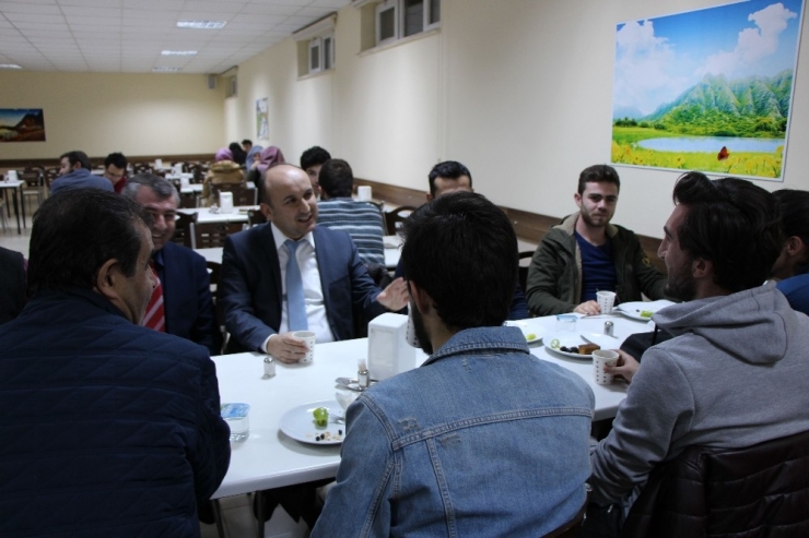 Rektörden Sınavlara Hazırlanan Öğrencilere Kek-börek İkramı