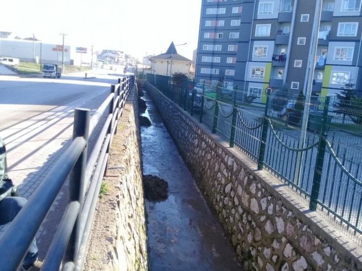 Körfez Belediyesi Su Baskınlarına Karşı Kanalları Temizliyor