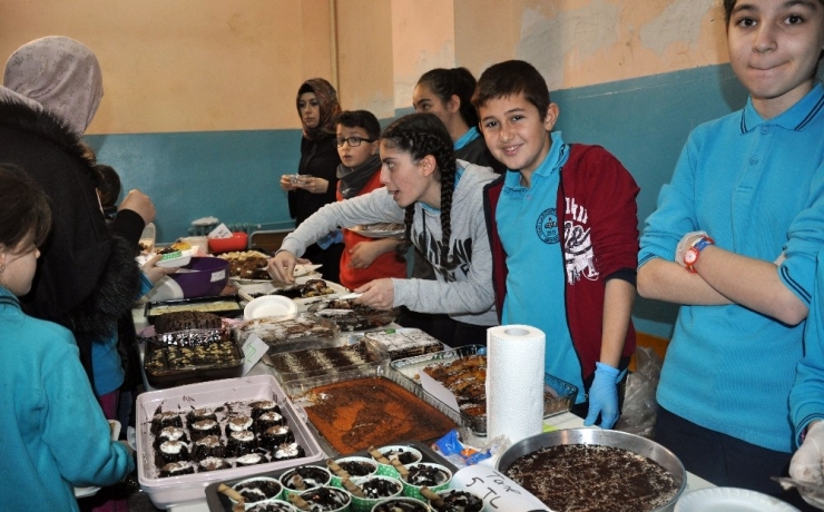 Öğrenciler Laboratuvar Kurmak İçin Kermes Düzenledi