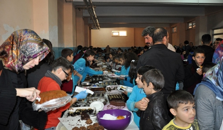 Öğrenciler Laboratuvar Kurmak İçin Kermes Düzenledi