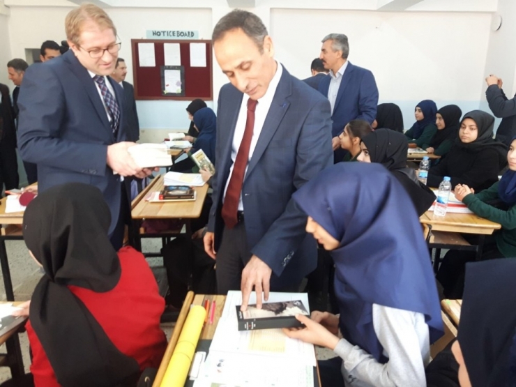 "Geleceğimiz İçin Okuyor Ve Okutuyoruz" Projesi