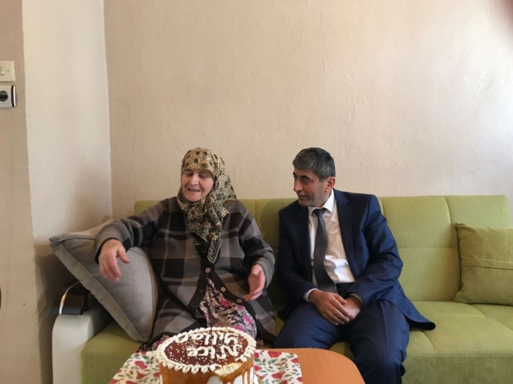 Serdivan Belediyesi’nden Yaşlılara Doğum Günü Sürprizi