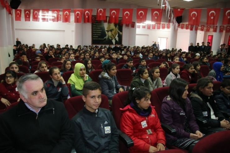 Suruç’ta Öğrencilere Konu Anlatımlı Kitap Dağıtıldı