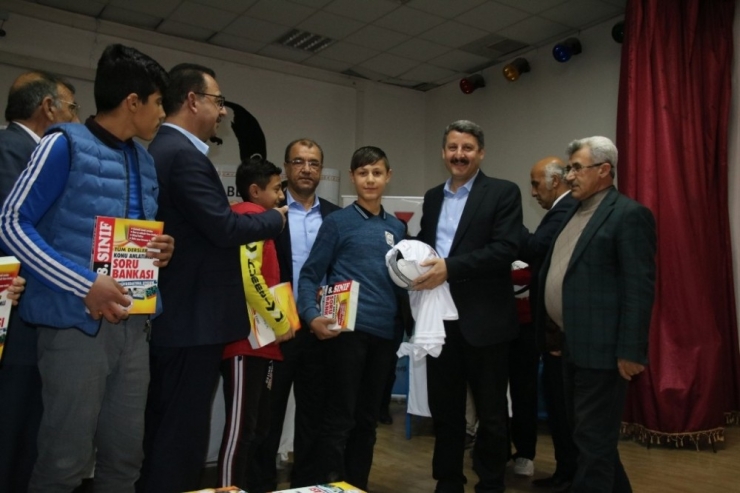 Suruç’ta Öğrencilere Konu Anlatımlı Kitap Dağıtıldı