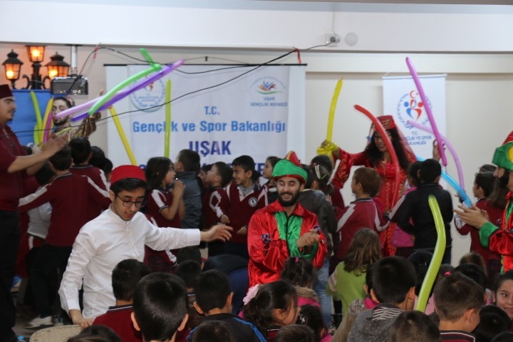 Uşak’ta Çocuklara “Karagöz Ve Hacivat” Gösterisi Düzenlendi