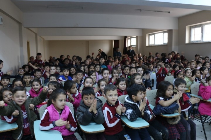 Uşak’ta Çocuklara “Karagöz Ve Hacivat” Gösterisi Düzenlendi