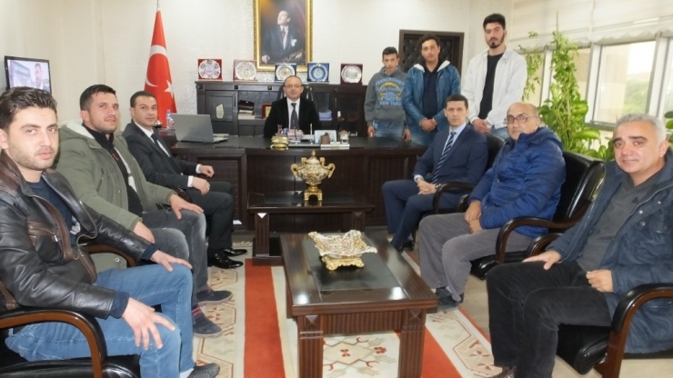 Burhaniye’de Kaymakam Öner, Yurt Dışına Gidecek Usta Ve Çırakları Kabul Etti