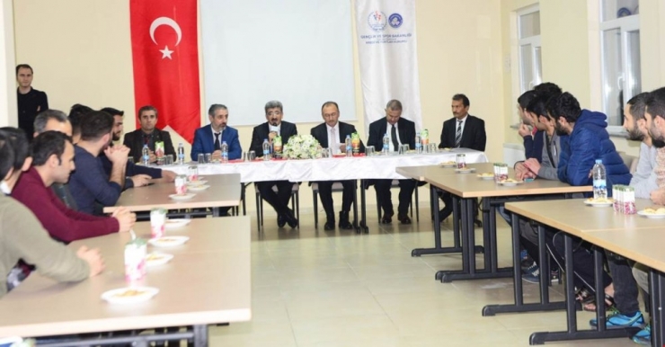 Vali Bilmez, Kyk Yurdunda Üniversite Öğrencileriyle Buluştu