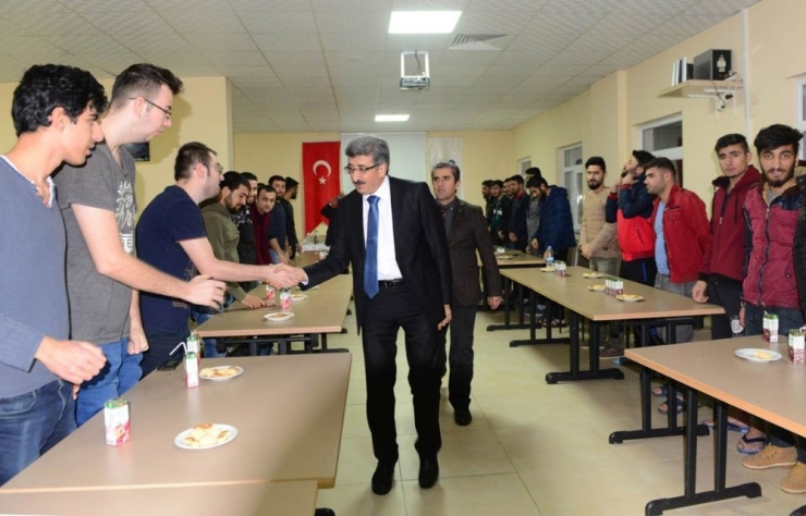 Vali Bilmez, Kyk Yurdunda Üniversite Öğrencileriyle Buluştu