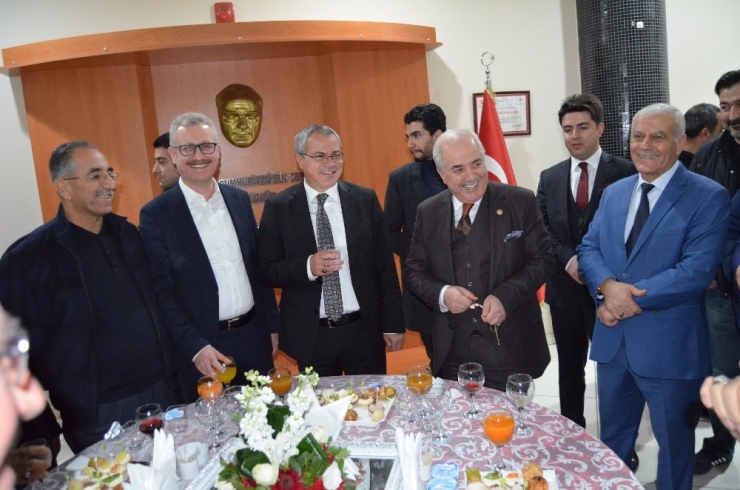 Vali Deniz, İş Merkezinin Lasmanına Katıldı