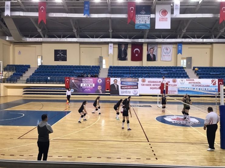 Bilecik Belediyesi Yıldız Kızlar Voleybol Takımı İlk Maçında Rakibine Set Vermedi