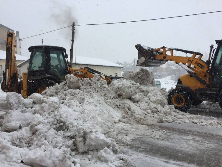 Bingöl’de Kapalı Olan Köy Yollarında Çalışmalar Sürüyor