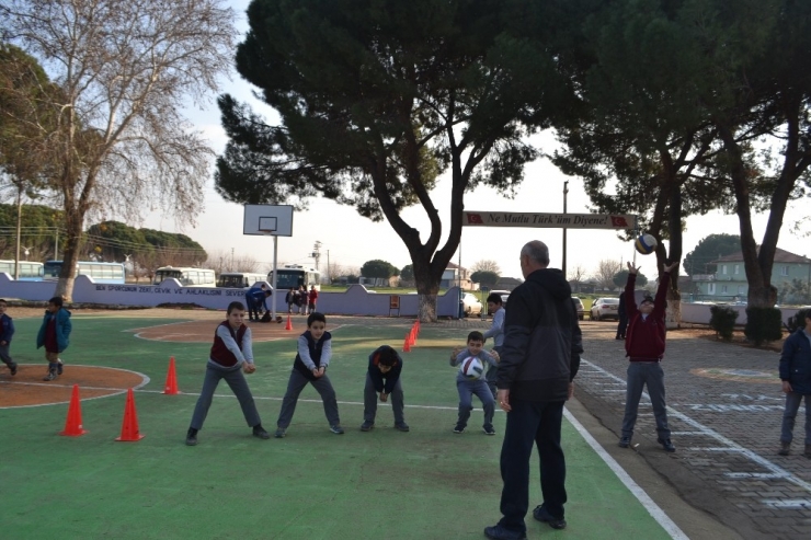 Salihli’de Öğrencilere Uygulamalı Spor Eğitimi