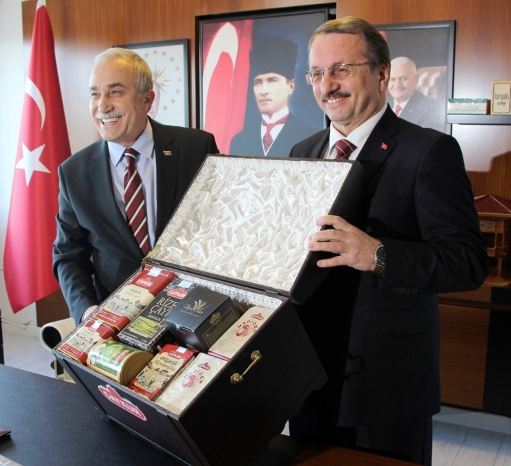 Bakan Fakıbaba: “2 Bin Dekar Olan Organik Çay Tarım Havzası Bu Yıl 40 Bin Dekara Çıkarılacak"